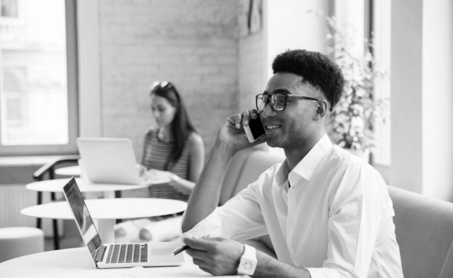 Bureau de consultation financière moderne avec espace de travail professionnel